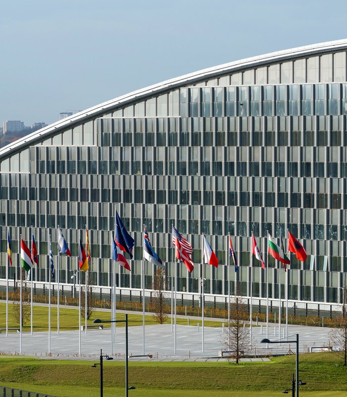 Nato HQ flagg og fasade